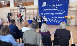 sala gimnastyczna, młodzież i dzieci oraz zaproszeni goście, występy