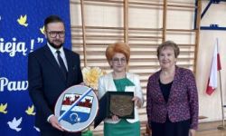 sala gimnastyczna, młodzież i dzieci oraz zaproszeni goście, występy