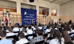 sala gimnastyczna, młodzież i dzieci oraz zaproszeni goście, występy