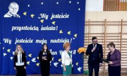 sala gimnastyczna, młodzież i dzieci oraz zaproszeni goście, występy
