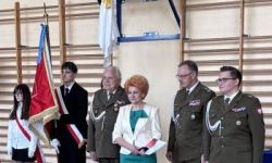 sala gimnastyczna, młodzież i dzieci oraz zaproszeni goście, występy
