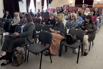 zaproszeni goście siedzą na widowni