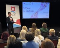 burmistrz wita przybyłych dyrektorów i ekspertów w ręku trzyma mikrofon