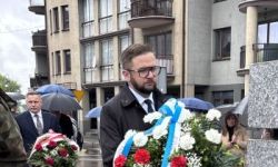okolice pomnika marszała, sztandary ze szkół, zebrani goście, przemówienia, składanie kwiatów i wspólne zdjęcie