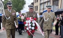 okolice pomnika marszała, sztandary ze szkół, zebrani goście, przemówienia, składanie kwiatów i wspólne zdjęcie