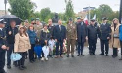 okolice pomnika marszała, sztandary ze szkół, zebrani goście, przemówienia, składanie kwiatów i wspólne zdjęcie