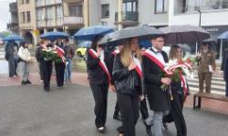 okolice pomnika marszała, sztandary ze szkół, zebrani goście, przemówienia, składanie kwiatów i wspólne zdjęcie