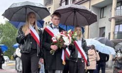 okolice pomnika marszała, sztandary ze szkół, zebrani goście, przemówienia, składanie kwiatów i wspólne zdjęcie
