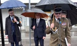 okolice pomnika marszała, sztandary ze szkół, zebrani goście, przemówienia, składanie kwiatów i wspólne zdjęcie