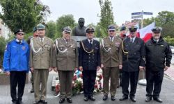 okolice pomnika marszała, sztandary ze szkół, zebrani goście, przemówienia, składanie kwiatów i wspólne zdjęcie