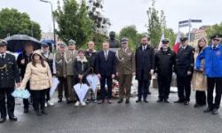 okolice pomnika marszała, sztandary ze szkół, zebrani goście, przemówienia, składanie kwiatów i wspólne zdjęcie