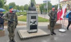 okolice pomnika marszała, sztandary ze szkół, zebrani goście, przemówienia, składanie kwiatów i wspólne zdjęcie