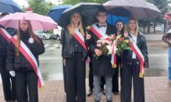okolice pomnika marszała, sztandary ze szkół, zebrani goście, przemówienia, składanie kwiatów i wspólne zdjęcie