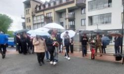 okolice pomnika marszała, sztandary ze szkół, zebrani goście, przemówienia, składanie kwiatów i wspólne zdjęcie