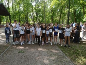 teren parku w Twierdzy Modlin, zawodnicy w strojach sportowych, wspólne zdjęcie z medalami, zwycięzcy na podium