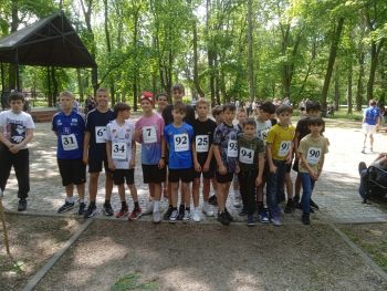 teren parku w Twierdzy Modlin, zawodnicy w strojach sportowych, wspólne zdjęcie z medalami, zwycięzcy na podium