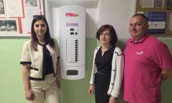 korytarz szkolny, trzy osoby stoją przy helpomacie - skrzyneczce