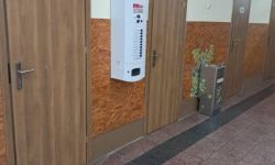 korytarz szkolny, helpomat - skrzyneczka z artykułami higienicznymi wisząca na ścianie
