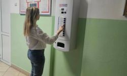 korytarz szkolny, kobieta stojąca przy helpomacie - skrzyneczce