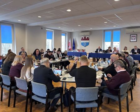 radni na sali konferencyjnej