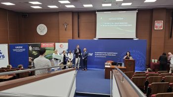 duża sala konferencyjna, ogłoszenie wyników, na prezentacji informacja o zdobyciu I miejsca