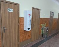 skrzyneczka wisząca na korytarzu w szkole