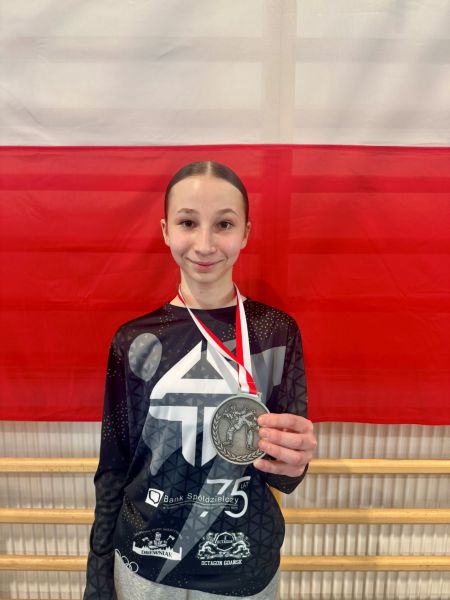 zawodniczka prezentuje zdobyty medal