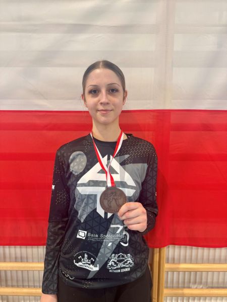 zawodniczka prezentuje zdobyty medal