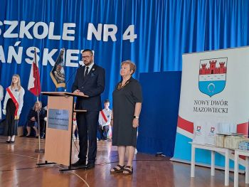 hala sportowa, dzieci ubrane na galowo, zaproszeni goście, występy dzieci, wspólne zdjęcia