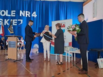 hala sportowa, dzieci ubrane na galowo, zaproszeni goście, występy dzieci, wspólne zdjęcia
