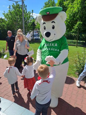 hala sportowa, dzieci ubrane na galowo, zaproszeni goście, występy dzieci, wspólne zdjęcia