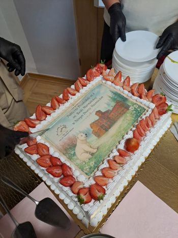 hala sportowa, dzieci ubrane na galowo, zaproszeni goście, występy dzieci, wspólne zdjęcia
