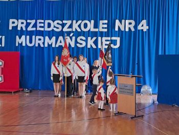 hala sportowa, dzieci ubrane na galowo, zaproszeni goście, występy dzieci, wspólne zdjęcia