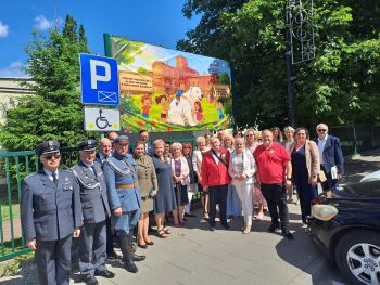 hala sportowa, dzieci ubrane na galowo, zaproszeni goście, występy dzieci, wspólne zdjęcia