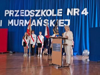 hala sportowa, dzieci ubrane na galowo, zaproszeni goście, występy dzieci, wspólne zdjęcia