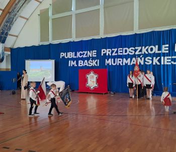 hala sportowa, dzieci ubrane na galowo, zaproszeni goście, występy dzieci, wspólne zdjęcia