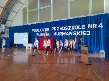 hala sportowa, dzieci ubrane na galowo, zaproszeni goście, występy dzieci, wspólne zdjęcia
