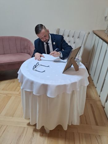 hala sportowa, dzieci ubrane na galowo, zaproszeni goście, występy dzieci, wspólne zdjęcia