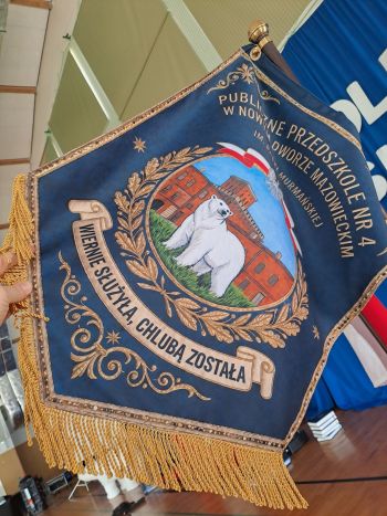 hala sportowa, dzieci ubrane na galowo, zaproszeni goście, występy dzieci, wspólne zdjęcia