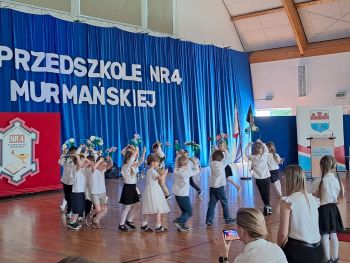 hala sportowa, dzieci ubrane na galowo, zaproszeni goście, występy dzieci, wspólne zdjęcia