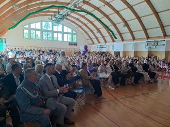 hala sportowa, dzieci ubrane na galowo, zaproszeni goście, występy dzieci, wspólne zdjęcia
