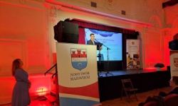 sala kinowa w kasynie oficerskim, zebrani goście i prelegenci, prezentacja wyświetlana na ekranie