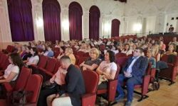 sala kinowa w kasynie oficerskim, zebrani goście i prelegenci, prezentacja wyświetlana na ekranie