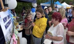 park miejski, atrakcje dla dzieci, namioty promocyjne, strefa gastro, występy na scenie