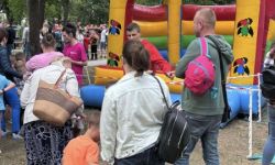 park miejski, atrakcje dla dzieci, namioty promocyjne, strefa gastro, występy na scenie
