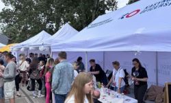 park miejski, atrakcje dla dzieci, namioty promocyjne, strefa gastro, występy na scenie
