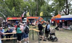 park miejski, atrakcje dla dzieci, namioty promocyjne, strefa gastro, występy na scenie