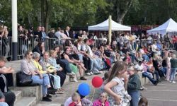 park miejski, atrakcje dla dzieci, namioty promocyjne, strefa gastro, występy na scenie