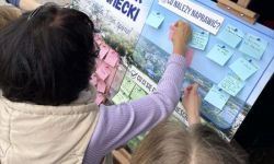 park miejski, atrakcje dla dzieci, namioty promocyjne, strefa gastro, występy na scenie