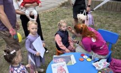 park miejski, atrakcje dla dzieci, namioty promocyjne, strefa gastro, występy na scenie
